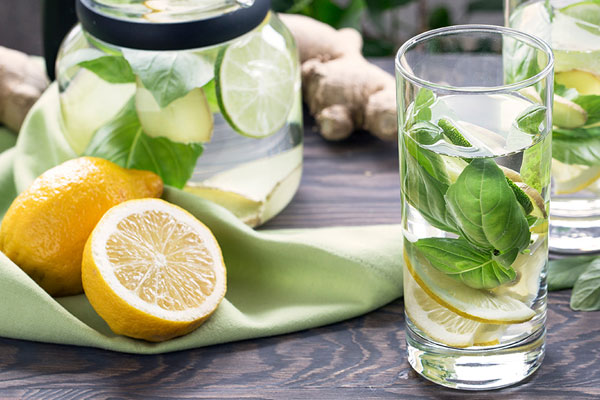 Refresco de limn, jengibre y albahaca