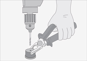 Uso de taladro para hacer agujero de 4mm en tapa de pvc